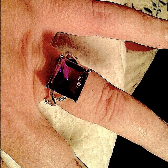 PRINCESS CUT BIG PURPLE GEM SILVER RING TINY CZ’S TWISTING UP EACH SIDE 7 PRETTY - Picture 4 of 4